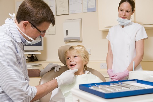Child smiling on a dentist and that represents the 